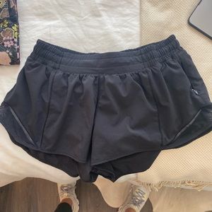 Lululemon Hotty Hot Low-Rise Lined Short 2.5” Size 8